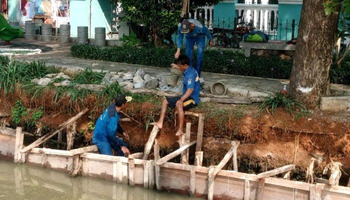 Pasukan Biru Perbaiki Turap Kali Bogor di Marunda