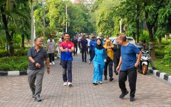 Ratusan Pegawai Pemkot Jakut Ikuti Jalan Sehat dan CKG