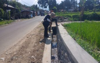 Simak Progres Pembangunan Selokan Jalan Cisaat–Situgunung oleh Dinas PU saat Ini !