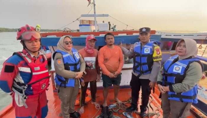 Polsek Kepulauan Seribu Selatan Gerak Cepat Tindak Lanjuti Laporan 110, Selamatkan 35 Penumpang KM Dewi Putri Yang Alami Kebocoran Di Perairan Cituis
