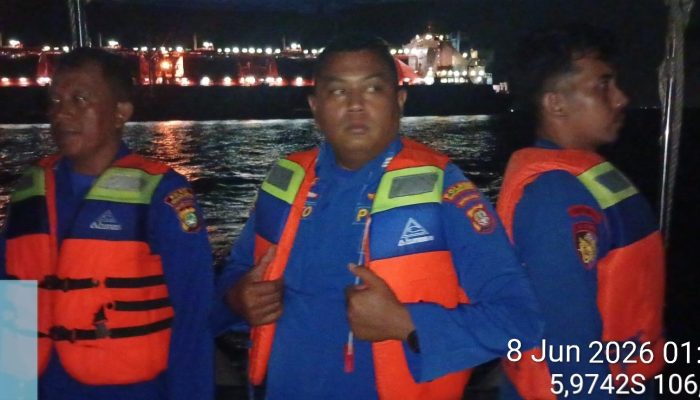 Patroli Malam Satpolairud Polres Kepulauan Seribu Perkuat Keamanan Perairan, Layanan Polisi 110 Disosialisasikan ke Nelayan