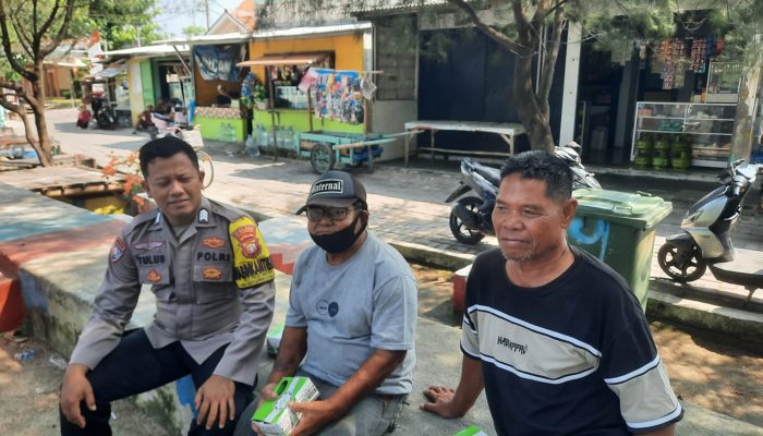 Bhabinkamtibmas Pulau Lancang Jakarta On The Spot Sambang Warga, Sosialisasikan Layanan Polri 110 dan Ajak Warga Jaga Keamanan Lingkungan