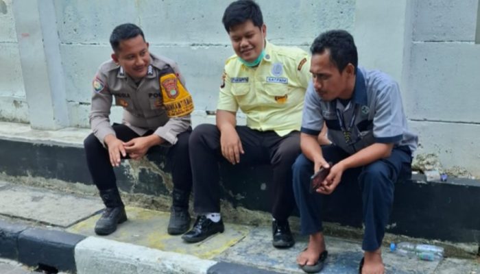 Bhabinkamtibmas Pulau Tidung Sambang Warga, Sosialisasikan Layanan Polri 110 Lewat Jakarta On The Spot