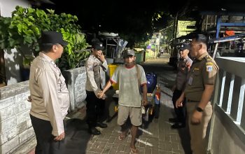 Patroli Malam Jakarta On The Spot, Polsek Kepulauan Seribu Selatan Sambangi Wisatawan dan Sosialisasikan Layanan Polri 110