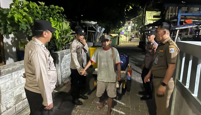Patroli Malam Jakarta On The Spot, Polsek Kepulauan Seribu Selatan Sambangi Wisatawan dan Sosialisasikan Layanan Polri 110