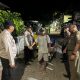Patroli Malam Jakarta On The Spot, Polsek Kepulauan Seribu Selatan Sambangi Wisatawan dan Sosialisasikan Layanan Polri 110