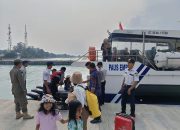 Jakarta On The Spot Minggu Pagi, Polisi Humanis Bantu Penumpang Turun Kapal dan Sosialisasikan Layanan Polisi 110