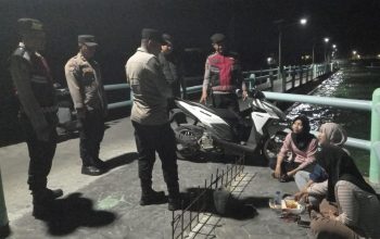 Patroli Malam Jakarta On The Spot Minggu Dini Hari, Polsek Kepulauan Seribu Selatan Jaga Dermaga Pulau Tidung dan Sosialisasikan Layanan Polri 110