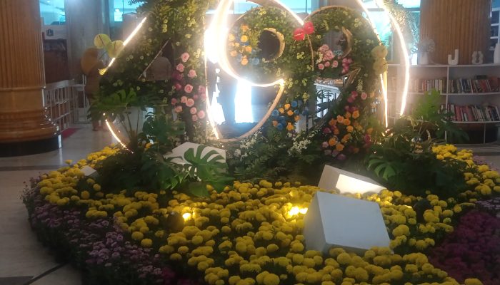 Sambut HUT Jakarta ke 499, Lobby Kantor Walikota Disulap Jadi Taman Bunga 