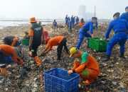 Petugas Gabungan Akselerasi Penanganan Sampah di Pesisir Muara Angke