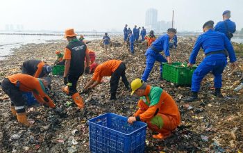 Petugas Gabungan Akselerasi Penanganan Sampah di Pesisir Muara Angke