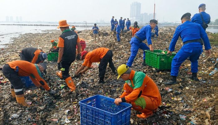 Petugas Gabungan Akselerasi Penanganan Sampah di Pesisir Muara Angke