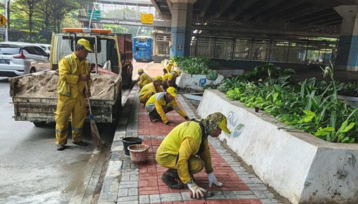 Pasukan Kuning Perbaiki Trotoar Jalan Yos Sudarso