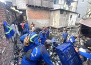 Petugas Gabungan Bersihkan Sampah di Saluran Phb Kali Gendong