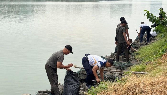 Forkopimko Jakut Gelar Bersih-bersih Kawasan Danau Sunter Selatan