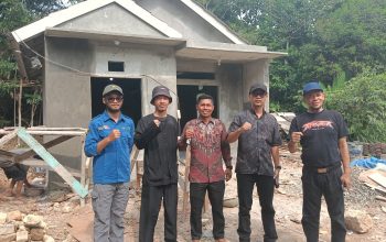 Kabid Perkim Kab. Sukabumi, Rudi AB ( kedua dari kanan) saat meninjau kegiatan Rutilahu di Jampangkulon.
