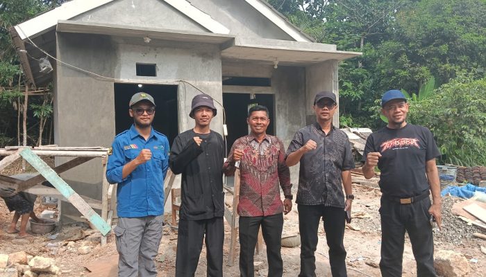 Kabid Perkim Kabupaten Sukabumi Tinjau Bedah Rumah Lansia di Jampangkulon, Apresiasi Semangat Gotong Royong Warga
