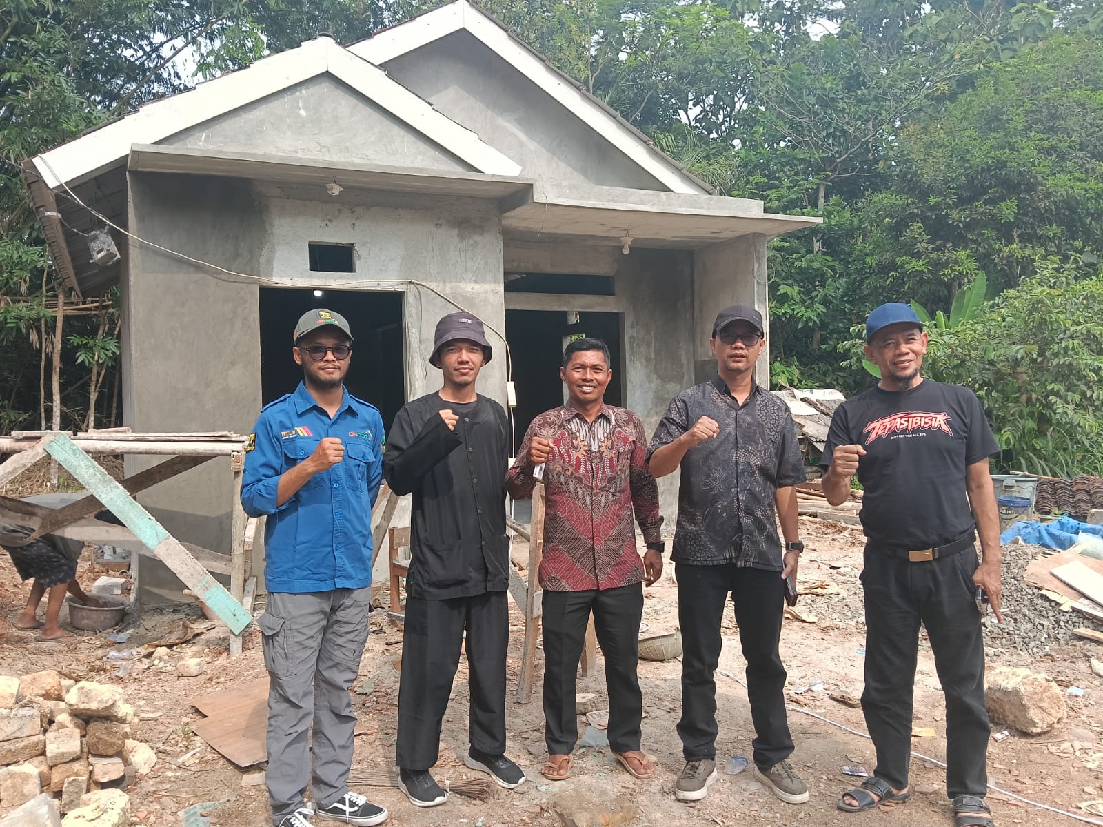 Kabid Perkim Kab. Sukabumi, Rudi AB ( kedua dari kanan) saat meninjau kegiatan Rutilahu di Jampangkulon.