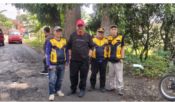 Kepala UPTD PU Wilayah III Cicurug, Asep Saepuloh, bersama Bupati Sukabumi.