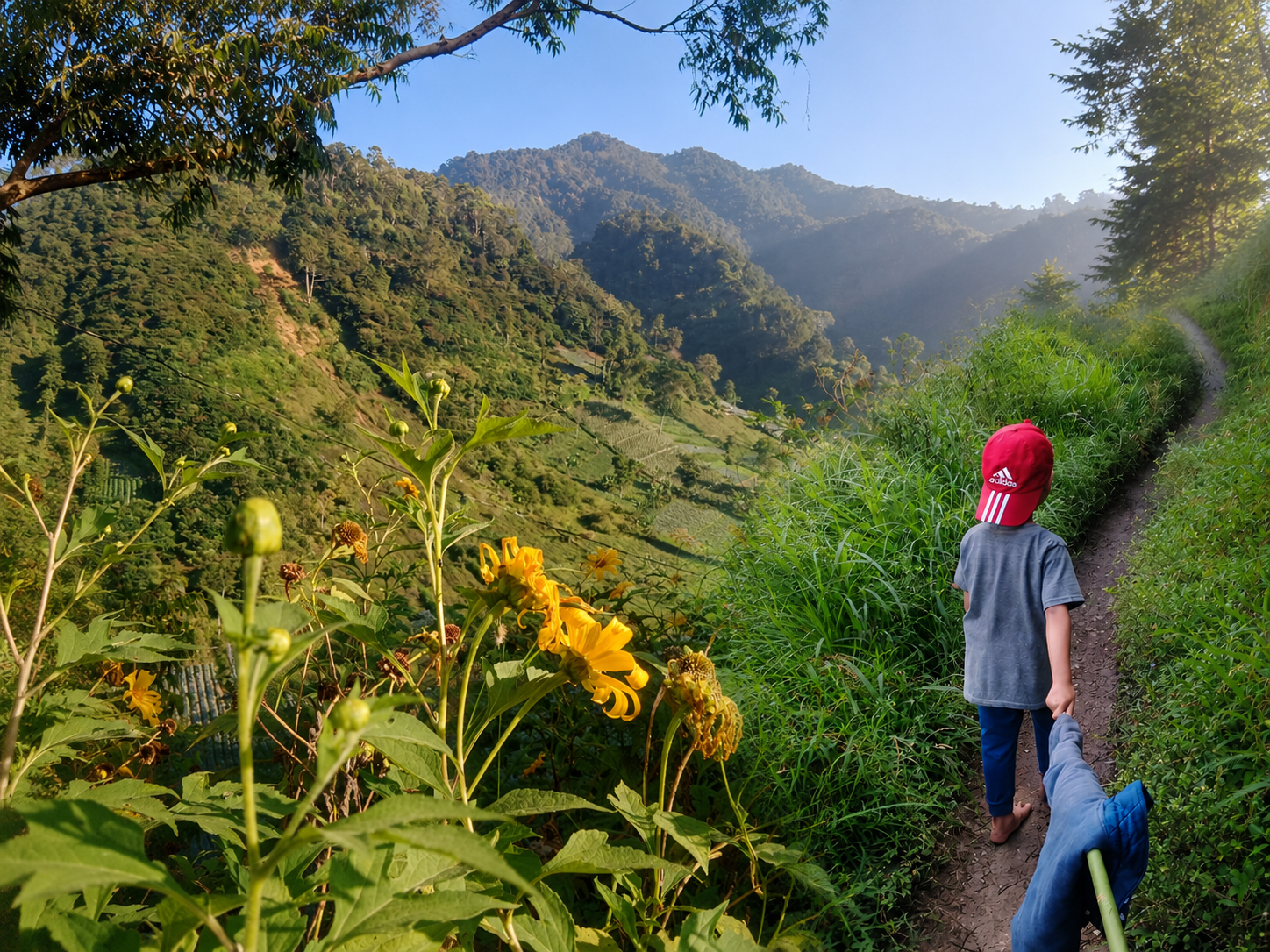 Lanskap Kampung Baruahad. Kampung ini berada di wilayah Ds. Mekartani, Kec. Cisarua, Kab. Bandung Barat. (Foto: Eddi Koben)