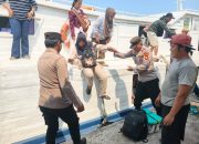 Jakarta On The Spot, Polisi Humanis Bantu Penumpang Turun Kapal dan Sosialisasikan Layanan Polisi 110 di Dermaga Kepulauan Seribu