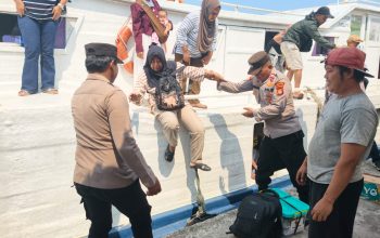 Jakarta On The Spot, Polisi Humanis Bantu Penumpang Turun Kapal dan Sosialisasikan Layanan Polisi 110 di Dermaga Kepulauan Seribu