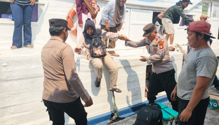 Jakarta On The Spot, Polisi Humanis Bantu Penumpang Turun Kapal dan Sosialisasikan Layanan Polisi 110 di Dermaga Kepulauan Seribu