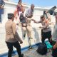 Jakarta On The Spot, Polisi Humanis Bantu Penumpang Turun Kapal dan Sosialisasikan Layanan Polisi 110 di Dermaga Kepulauan Seribu
