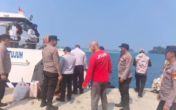 Jakarta On The Spot, Polres Kepulauan Seribu Hadir Humanis di Dermaga Bantu Penumpang dan Sosialisasikan Layanan Polisi 110