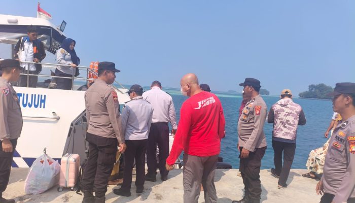 Jakarta On The Spot, Polres Kepulauan Seribu Hadir Humanis di Dermaga Bantu Penumpang dan Sosialisasikan Layanan Polisi 110