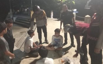 Patroli Malam Jakarta On The Spot, Polsek Kepulauan Seribu Selatan Kenalkan Layanan Polisi 110 Melalui Dialog Bersama Warga