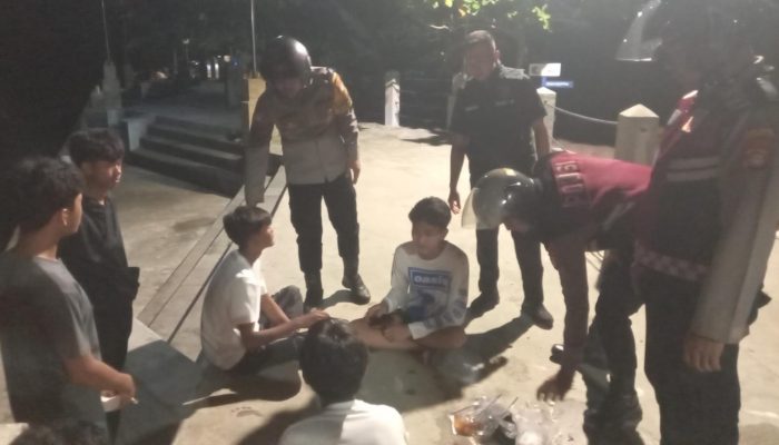 Patroli Malam Jakarta On The Spot, Polsek Kepulauan Seribu Selatan Kenalkan Layanan Polisi 110 Melalui Dialog Bersama Warga