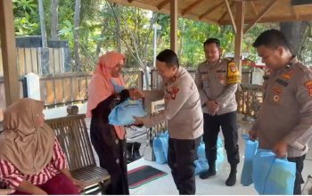 Kapolsek Kepulauan Seribu Selatan Gelar Jaga Jakarta On The Spot dan Minggu Peduli di Pulau Tidung, Bagikan Sembako serta Sosialisasikan Layanan Polisi 110