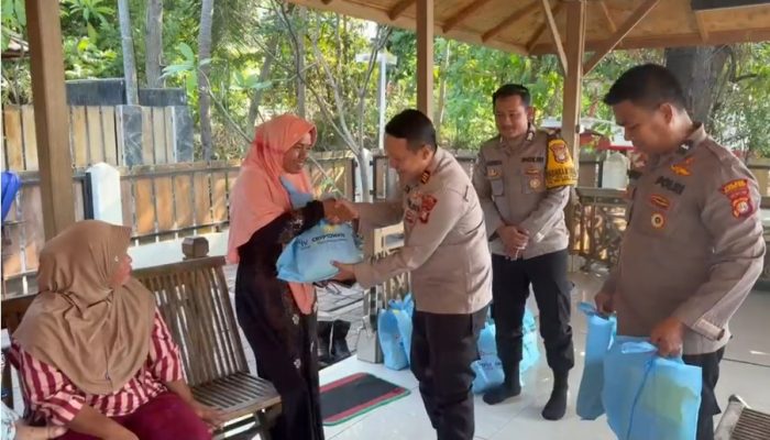 Kapolsek Kepulauan Seribu Selatan Gelar Jaga Jakarta On The Spot dan Minggu Peduli di Pulau Tidung, Bagikan Sembako serta Sosialisasikan Layanan Polisi 110