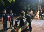 Patroli Malam Jakarta On The Spot, Polsek Kepulauan Seribu Selatan Sampaikan Layanan Polisi 110 Saat Sambangi Warga