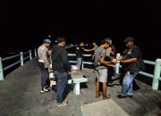 Patroli Malam Jakarta On The Spot, Polsek Kepulauan Seribu Selatan Sampaikan Layanan Polisi 110 Saat Sambangi Warga
