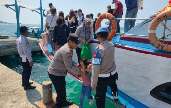 Jakarta On The Spot, Polisi Humanis Bantu Penumpang di Dermaga dan Sosialisasikan Layanan Polisi 110