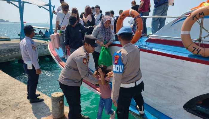 Jakarta On The Spot, Polisi Humanis Bantu Penumpang di Dermaga dan Sosialisasikan Layanan Polisi 110