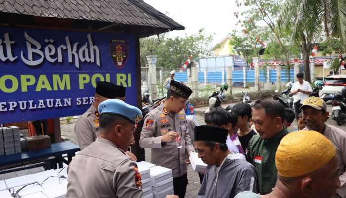 Jum’at Berkah Kadivpropam Polri di Polres Kepulauan Seribu, Bagikan 225 Nasi Kotak kepada Jamaah dan Nelayan