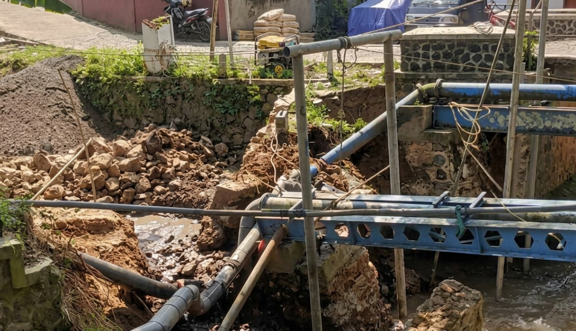 Perumdam TJM Sukabumi Perkuat Jembatan Pipa Pascalongsor di Parakansalak
