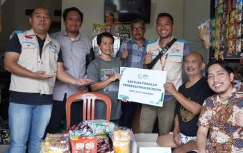 PLN UP3 Sukabumi dan YBM PLN Salurkan Bantuan Pemberdayaan Ekonomi dan Kesehatan untuk Warga