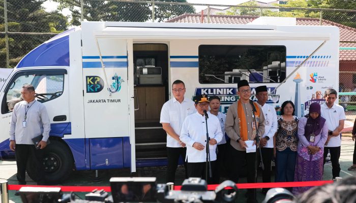Permudah Akses Layanan Kesehatan Hewan, Gubernur Pramono Tinjau Mobil Klinik Hewan Keliling
