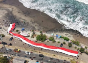 Foto udara momen luar biasa saat sang saka merah putih membentang 300 M di Pantai Karanghawu
