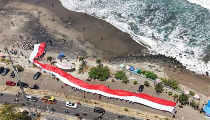 Bentangan Bendera Merah Putih 300 Meter Pantai Karanghawu saat Momen Kemerdekaan Geliatkan Semangat Kepariwisataan Sukabumi