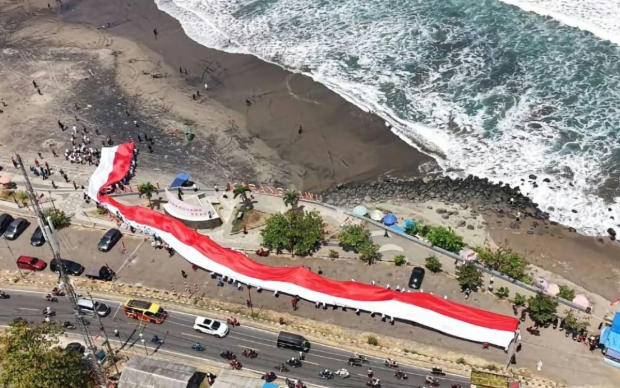 Foto udara momen luar biasa saat sang saka merah putih membentang 300 M di Pantai Karanghawu
