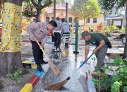 Polsek Kepulauan Seribu Selatan Bersama Stakeholder Gelar Kerja Bakti dan Pengecatan Fasilitas Umum Sambut HUT RI Ke-81 di Pulau Tidung