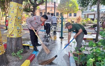 Polsek Kepulauan Seribu Selatan Bersama Stakeholder Gelar Kerja Bakti dan Pengecatan Fasilitas Umum Sambut HUT RI Ke-81 di Pulau Tidung