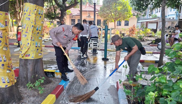 Polsek Kepulauan Seribu Selatan Bersama Stakeholder Gelar Kerja Bakti dan Pengecatan Fasilitas Umum Sambut HUT RI Ke-81 di Pulau Tidung