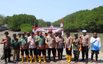 Polres Kepulauan Seribu Tanam 2.000 Mangrove dan Salurkan Bansos dalam Semangat HUT RI ke-81