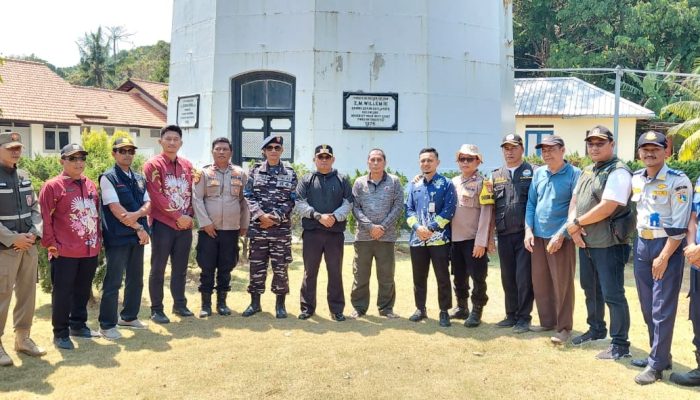 Bhabinkamtibmas Pulau Untung Jawa Monitoring Wilayah dan Sosialisasikan Layanan Polisi 110 di Pulau Resort